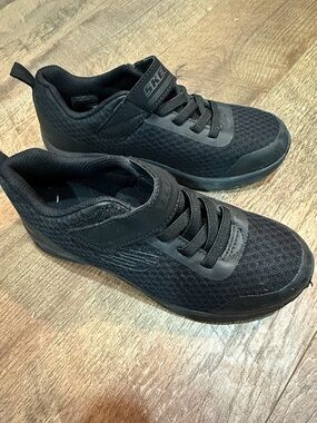 Skechers Men’s All-Black Lightweight Athletic Sneakers